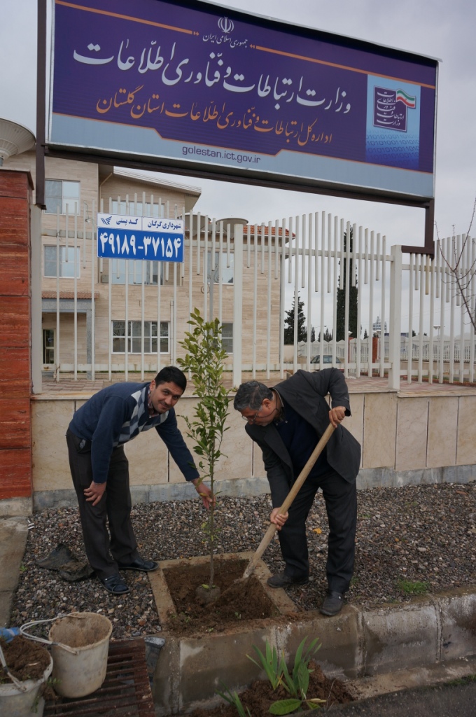 کاشت نهال به مناسبت روز درختکاری