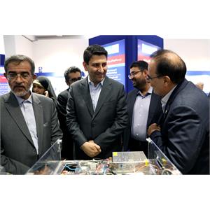 بازدید وزیر ارتباطات از نمایشگاه دستاوردهای جهاد دانشگاهی