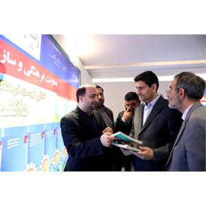 بازدید وزیر ارتباطات از نمایشگاه دستاوردهای جهاد دانشگاهی